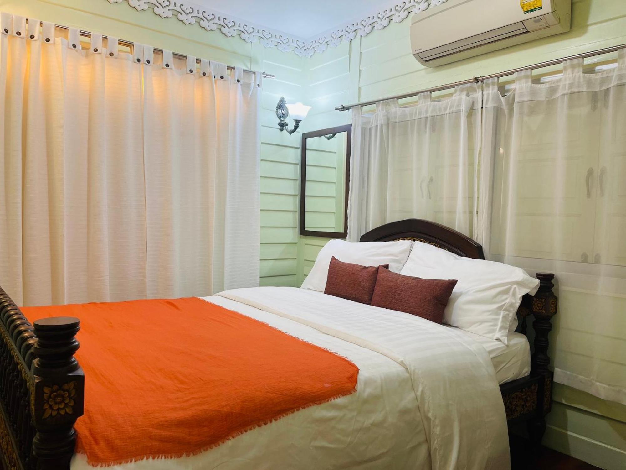 W The Thai-style Tranquil And Cozy Villa Bangkok